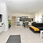 Sportiva With Private Heated Pool Zadar