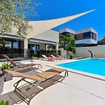 Vila Sportiva With Private Heated Pool