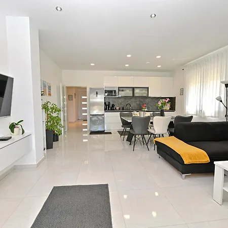 Sportiva With Private Heated Pool Zadar