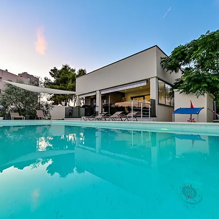 Sportiva With Private Heated Pool Zadar