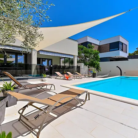 Villa Sportiva With Private Heated Pool