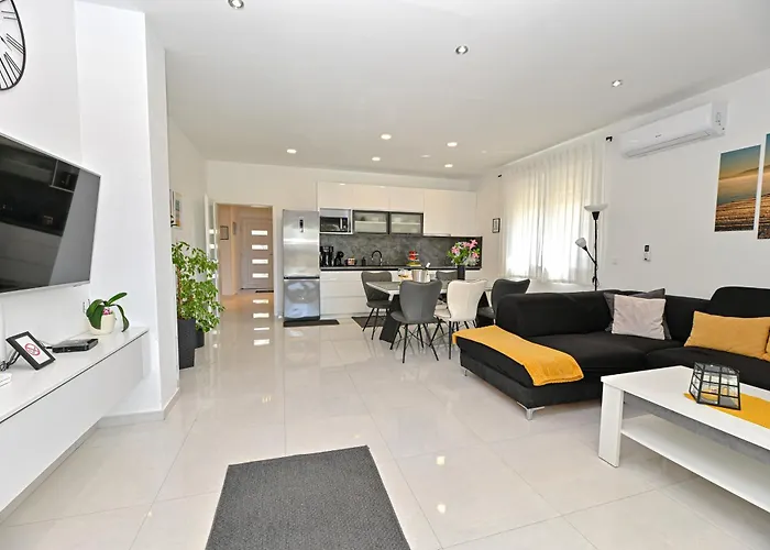 Sportiva With Private Heated Pool Zadar