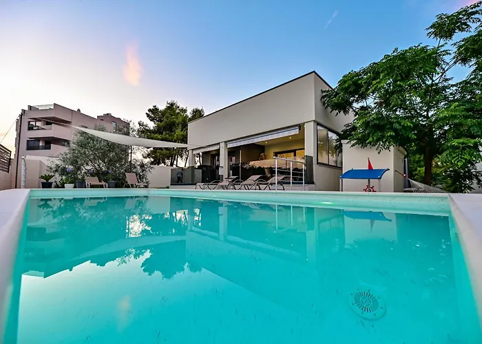 Sportiva With Private Heated Pool Zadar