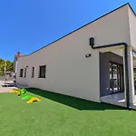 Sportiva With Private Heated Pool 빌라 자다르