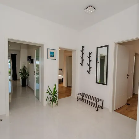 Sportiva With Private Heated Pool 자다르