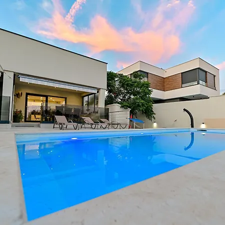 Βίλα Sportiva With Private Heated Pool Ζαντάρ