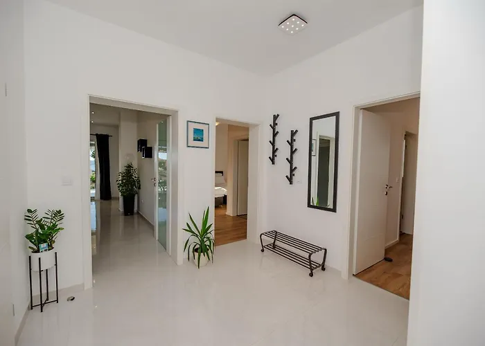 Sportiva With Private Heated Pool Zadar